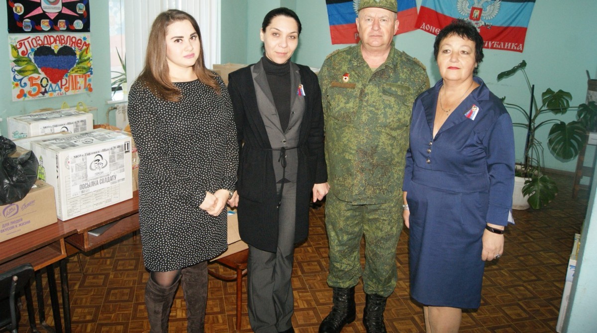 «Посылка солдату»: Горловчане передали военнослужащим НМ ДНР гостинцы и домашнюю выпечку