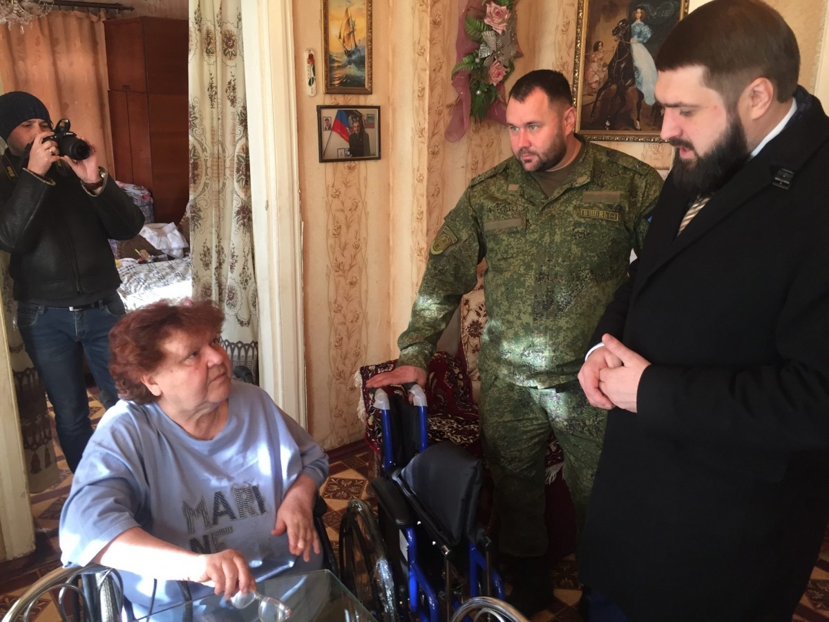 Общественники ОД «ДР» передали инвалидную коляску жительнице Дебальцево