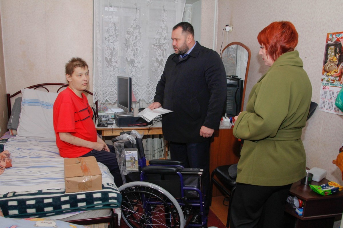 Житель Дебальцево получил инвалидную коляску и медикаменты от общественников ОД «ДР»