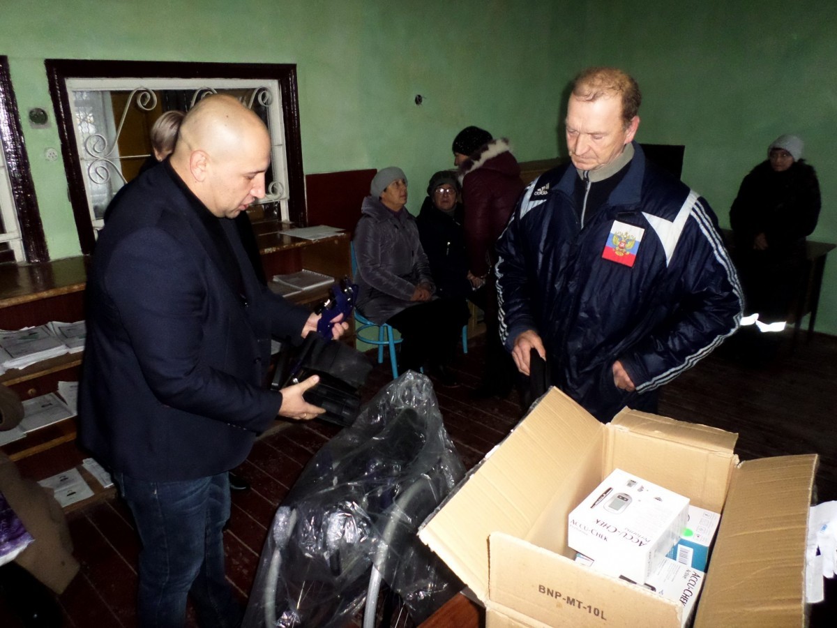Жители прифронтового поселка Горловки получили медицинские приборы и инвалидную коляску от Общественного штаба