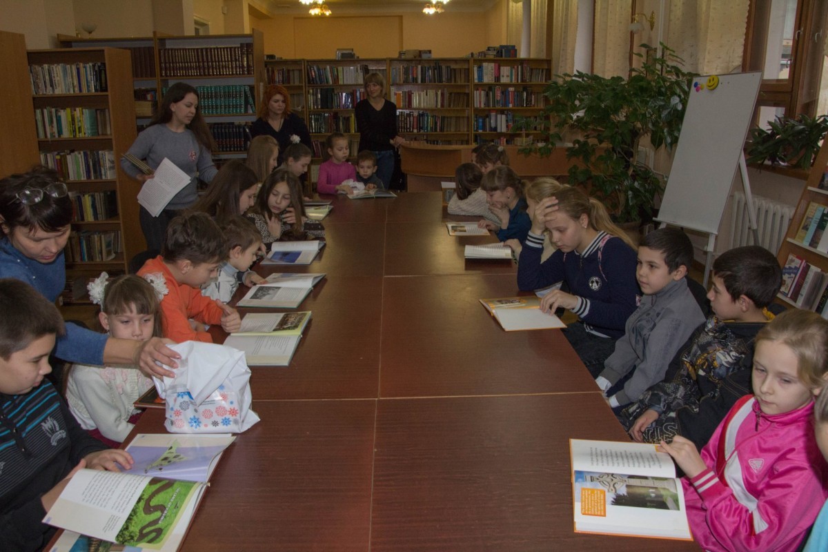 В новый год с новыми знаниями: Дети из Ясиноватой побывали на экскурсии в библиотеке Крупской