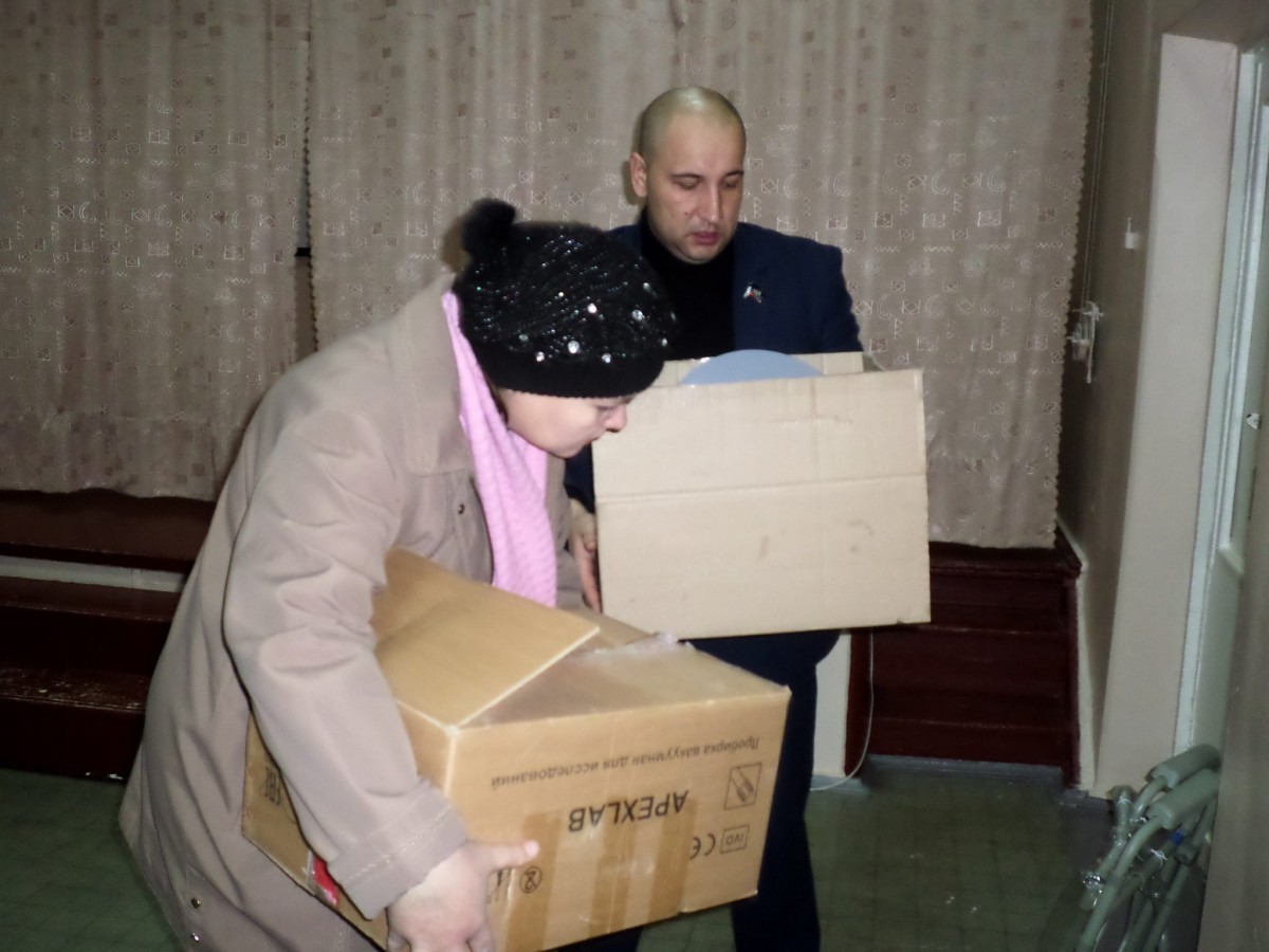 Представители Общественного штаба доставили жителям прифронтового поселка Комарова средства реабилитации