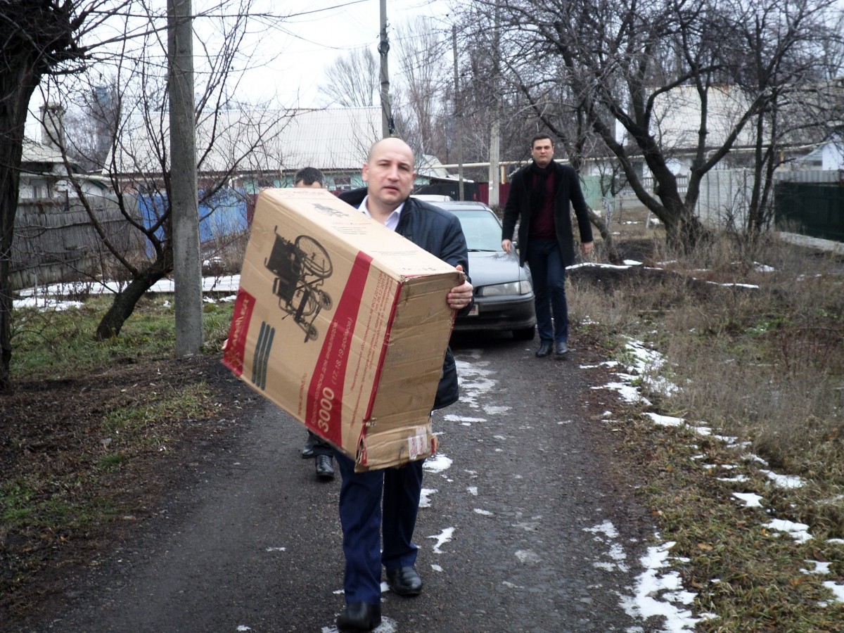 Общественники ОД «ДР» передали инвалидную коляску и предметы медназначения жителям прифронтовой Горловки