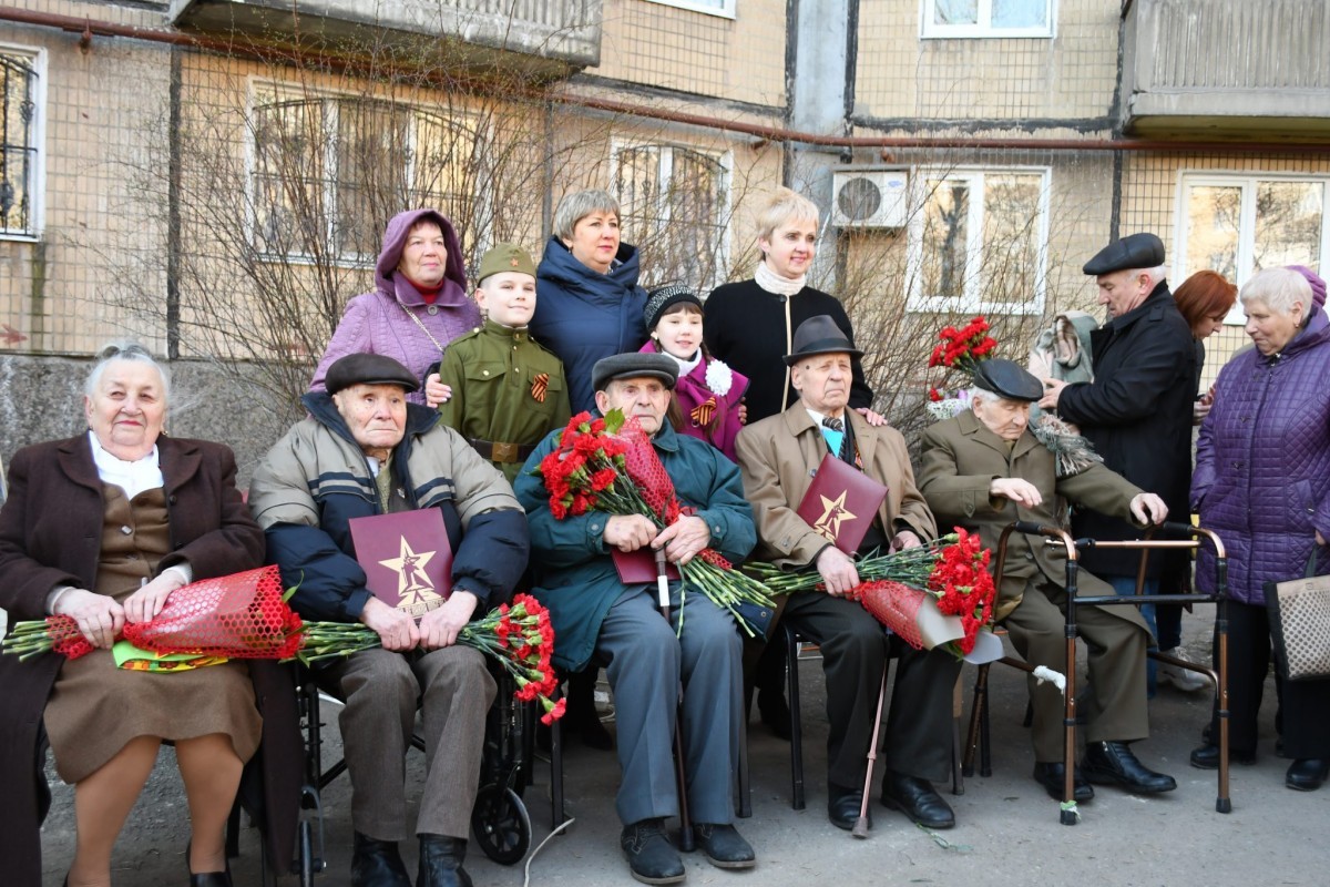 Вечная слава героям: В Донецке прошли парады для ветеранов