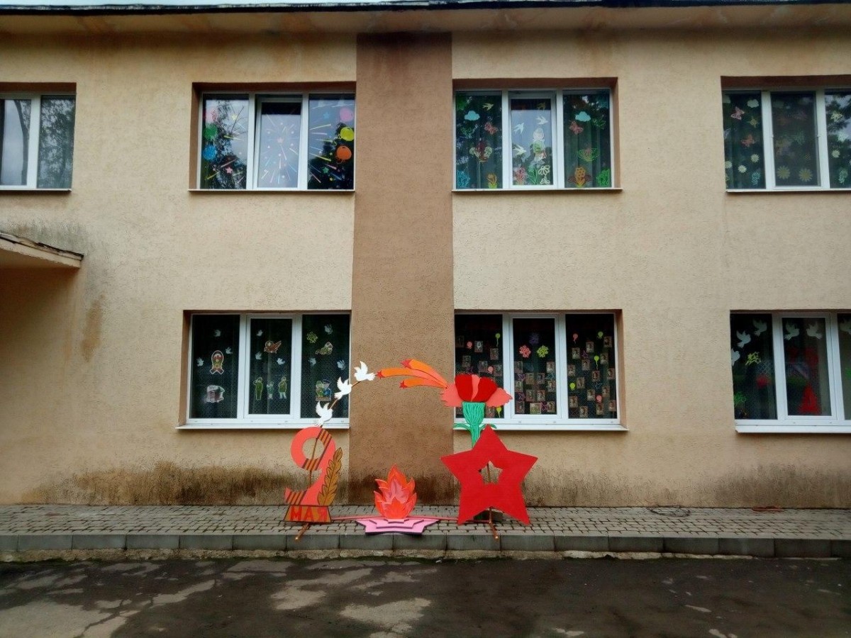 Фоторепортаж: В Докучаевске ко Дню Победы украсили окна и здания