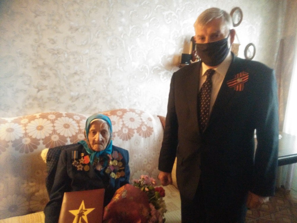 В Червоногвардейском районе Макеевки поздравили ветерана с Днем Победы