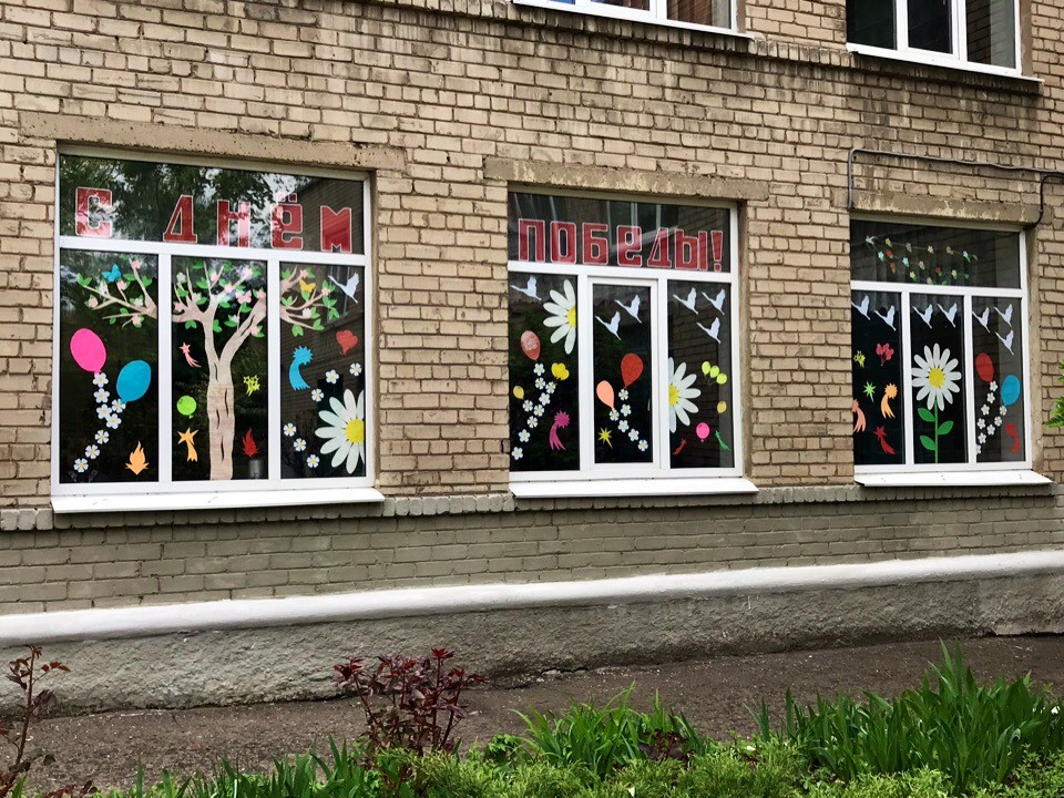 В Пролетарском районе в рамках акции «Улица героев» украсили окна символикой Дня Победы (фото)