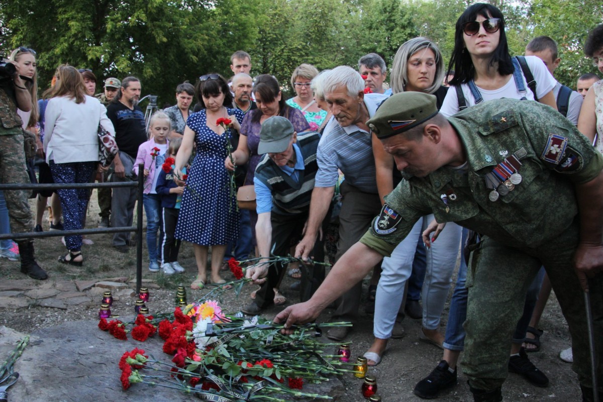 Жители Зугрэса почтили память погибших от авианалета ВСУ