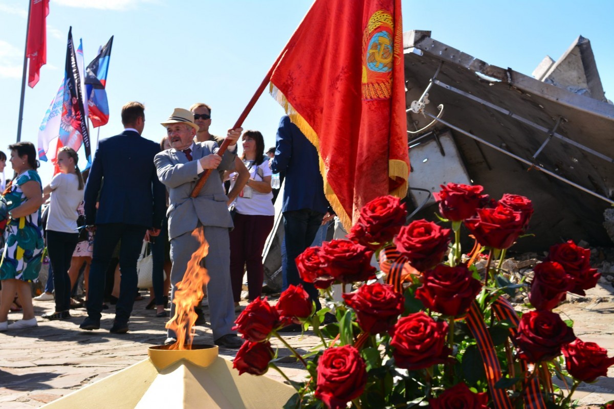 Жители Республики на легендарной высоте Саур-Могила почтили память защитников Донбасса