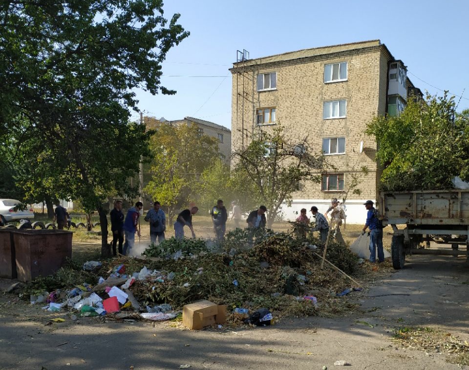 Творим добрые дела: жители и активисты ОД «ДР» наводят чистоту и порядок в городе Докучаевск
