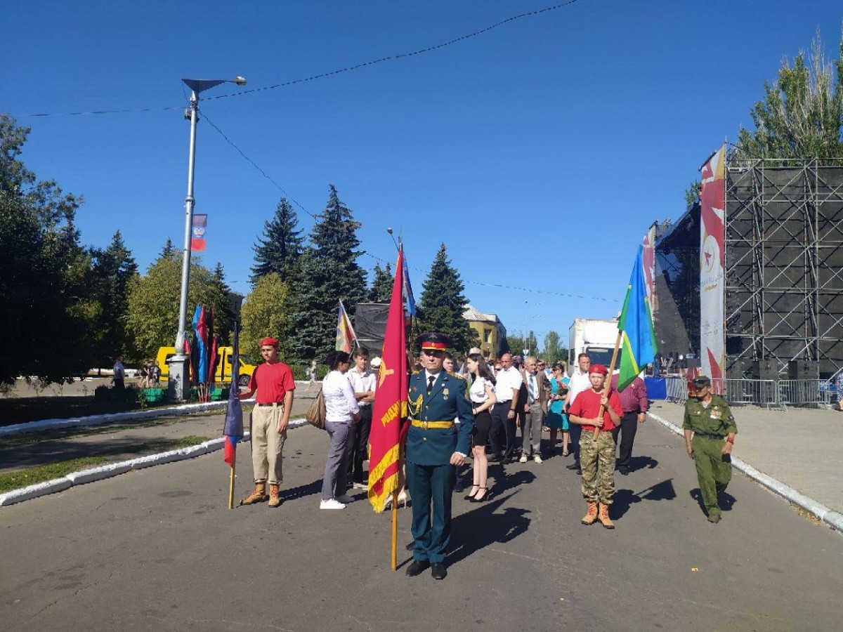 В Торезе прошел митинг ко Дню освобождения города и Донбасса от фашистских захватчиков