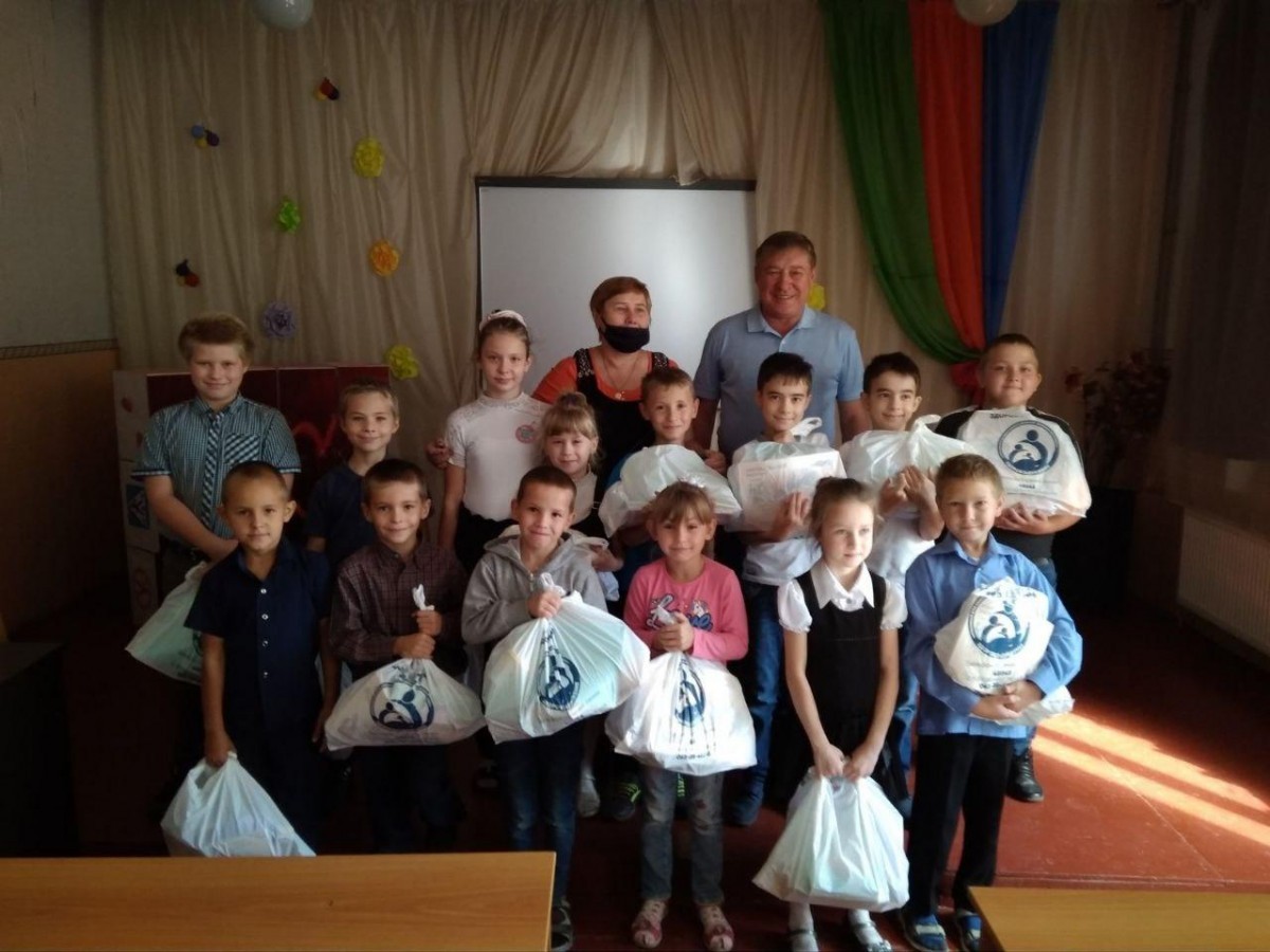 Жителям Кировского района передали гуманитарную помощь
