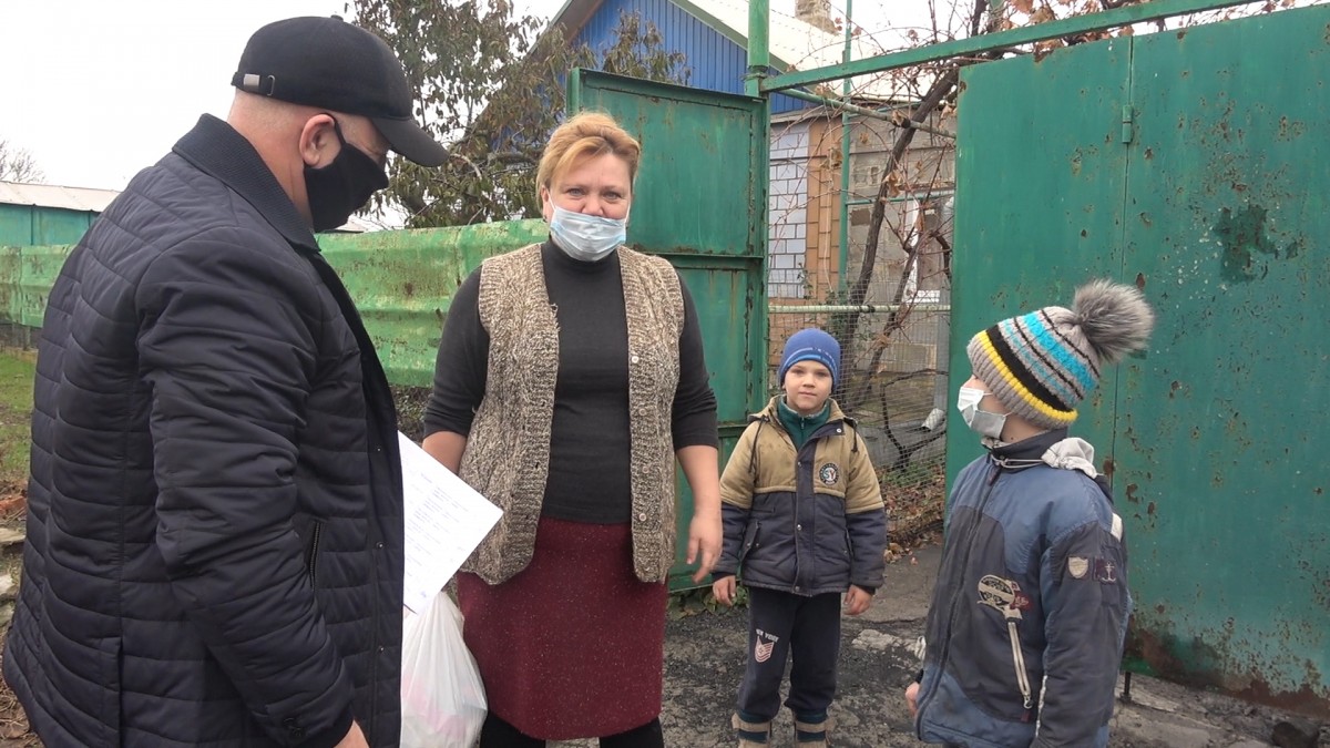 Жители прифронтовых сел Новоазовского района получили помощь ко Дню инвалида