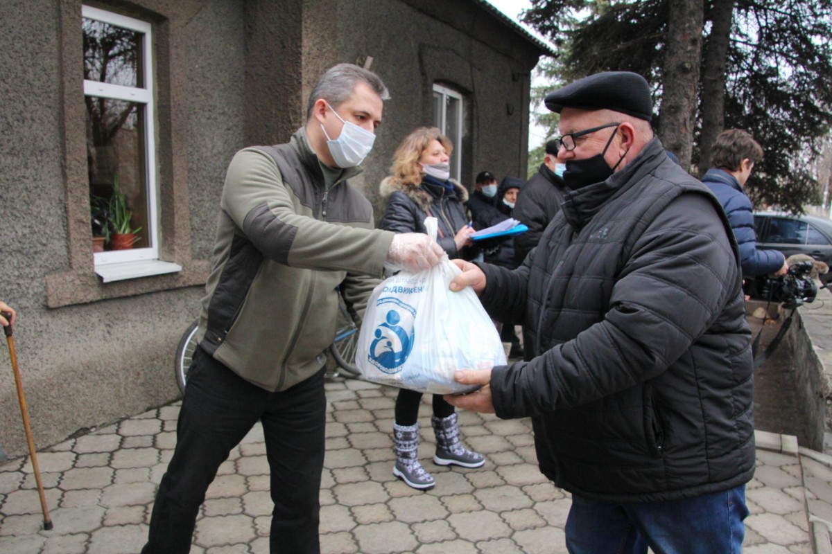 Жителям прифронтового села Александровка оказали помощь