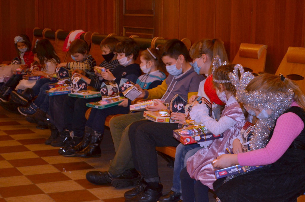 Для детей из прифронтового города Дебальцево провели новогодний утренник