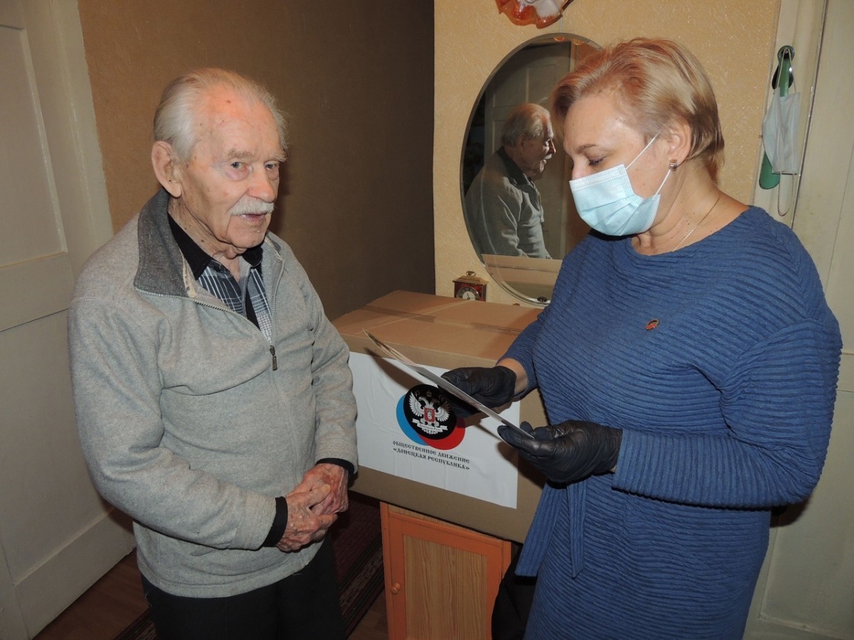 Активисты ОД «ДР» поздравили с Новым годом ветеранов Горловки и Тореза