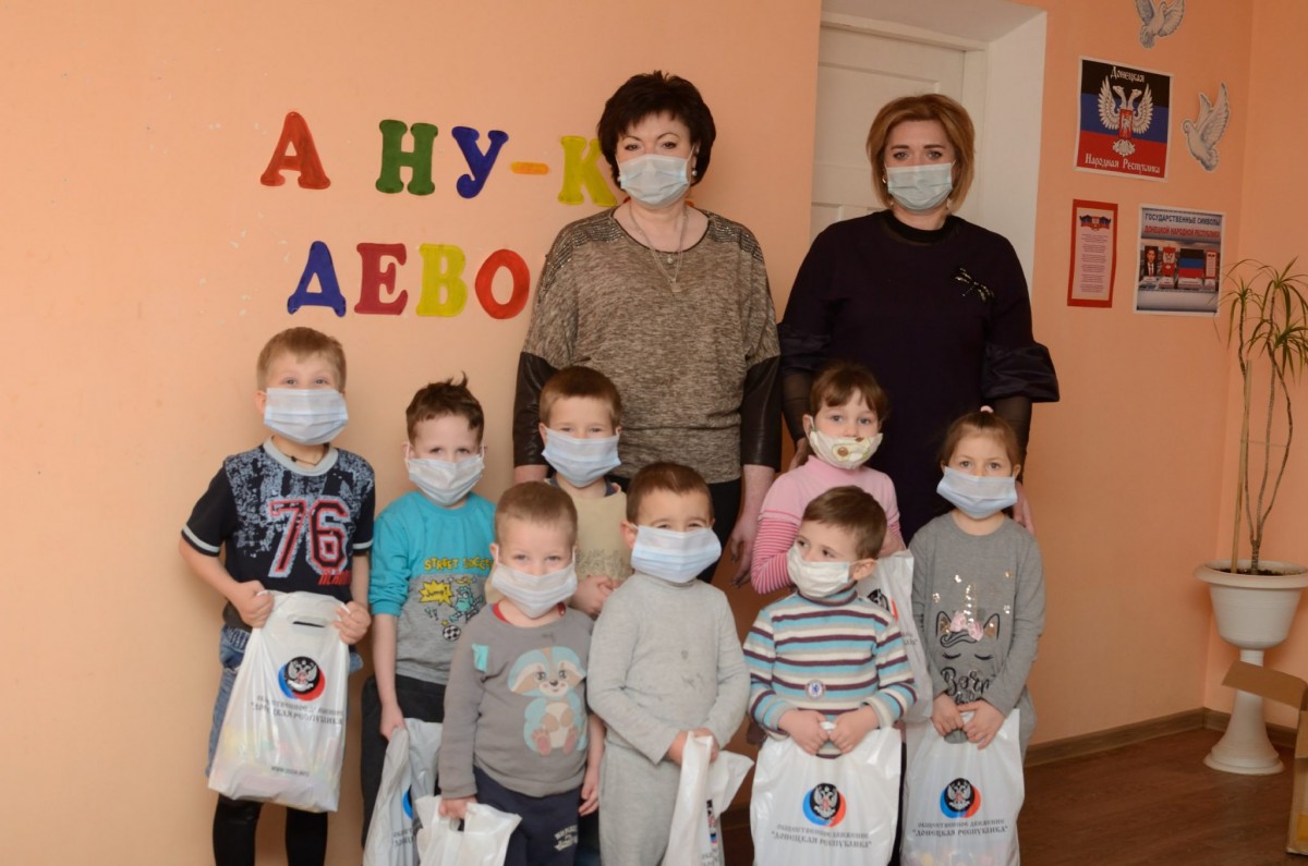Сладкие подарки детям Ясиноватского района от ОД «ДР»
