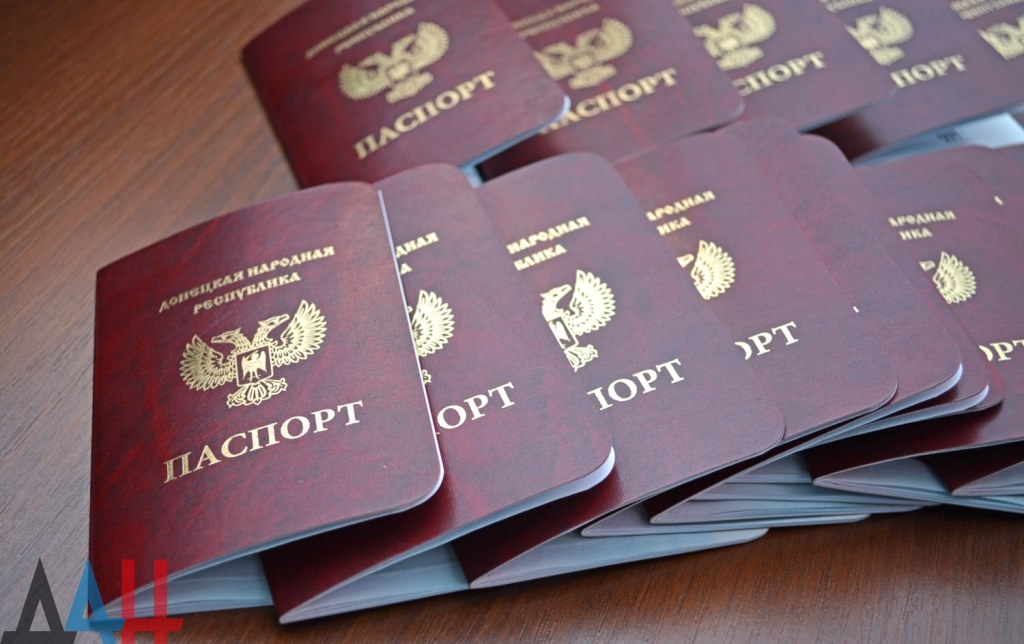 Миграционная служба продолжает прием заявлений на получение паспорта РФ