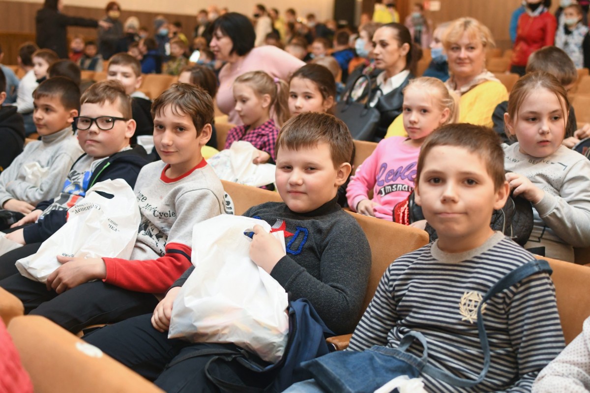 Дети из прифронтовой Александровки посетили театр кукол