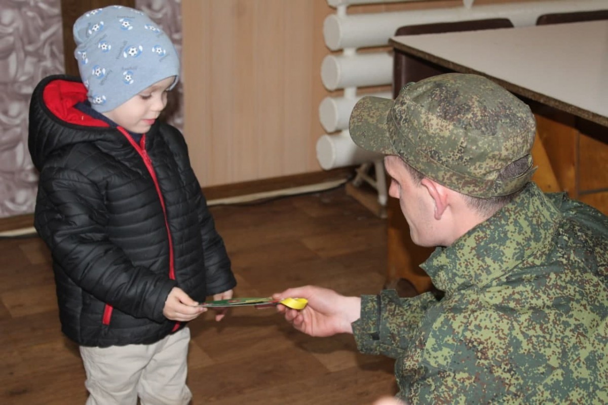 В Горловке передали открытки и гостинцы военнослужащим Народной милиции ДНР в преддверии Пасхи
