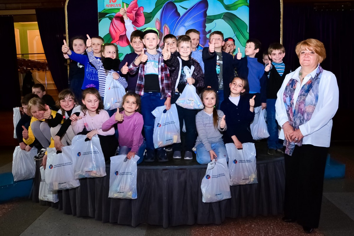 Дети военнослужащих из Куйбышевского района Донецка посетили кукольный театр