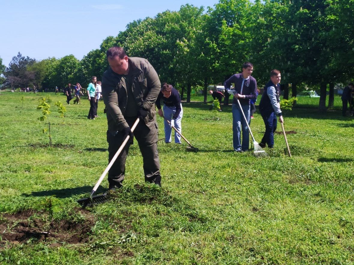 Порядок и чистота: Общественники провели субботник в парке имени Людникова