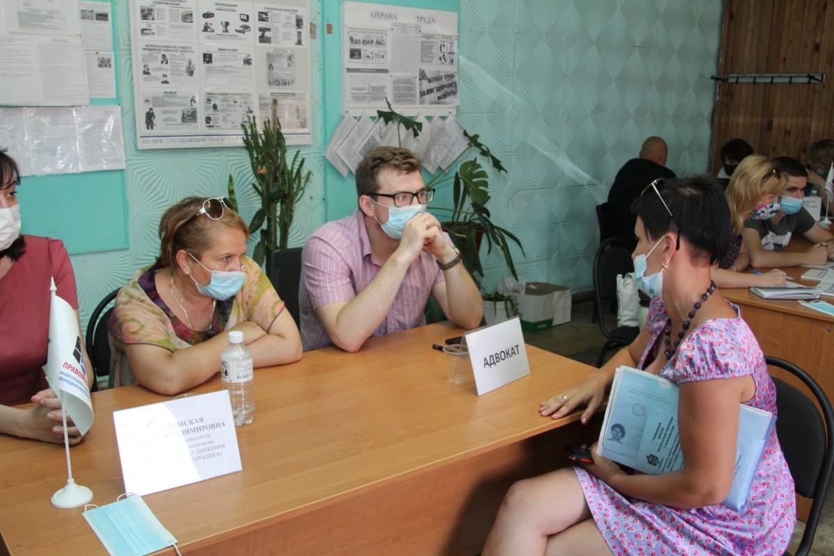 Жителей прифронтового поселка Красный Партизан проконсультировали юристы «Правомобиля»