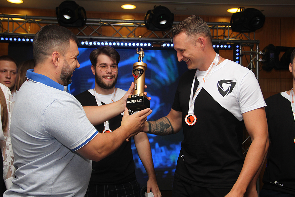Денис Пушилин наградил победителей турнира «КиберДонбасс» по дисциплине CS:GO