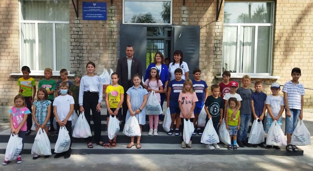 Общественники привезли подарки для детей из Петровского района Донецка к началу учебного года