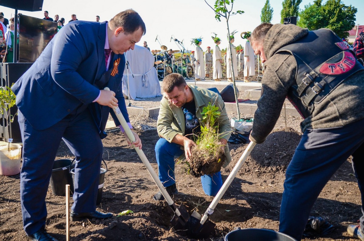 Алексей Муратов посадил деревья на аллее «Русский лес»