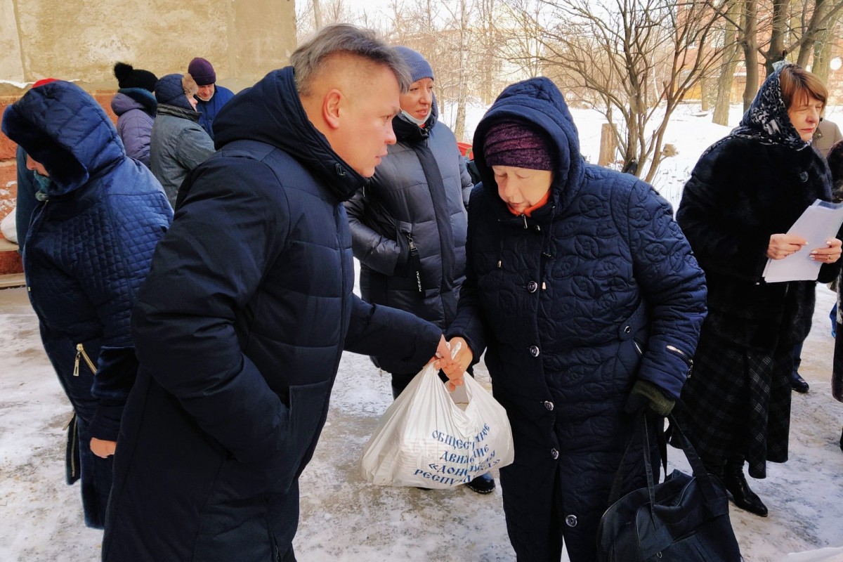 Жителям Куйбышевского района Донецка передали гумпомощь в преддверии новогодних праздников