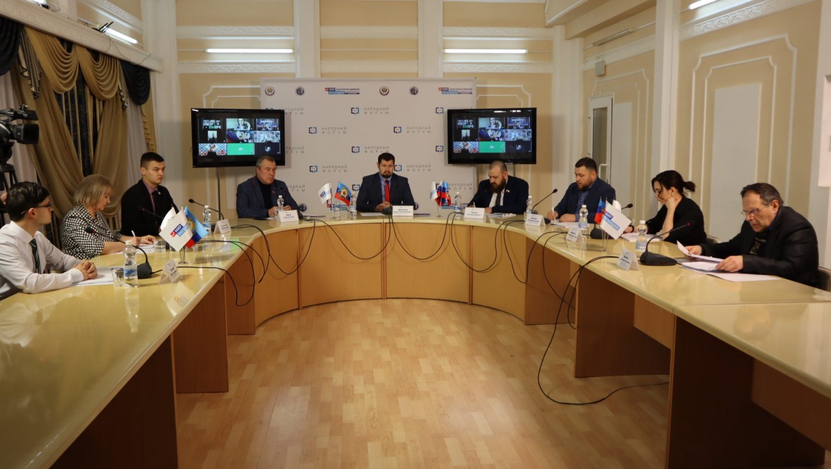 Тему «Молодая гвардия» – история героев Донбасса» обсудили на дискуссионной площадке «Народного форума»