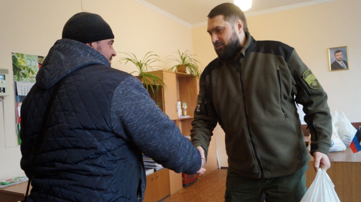 Общественники передали гумпомощь жителям прифронтового Дебальцево
