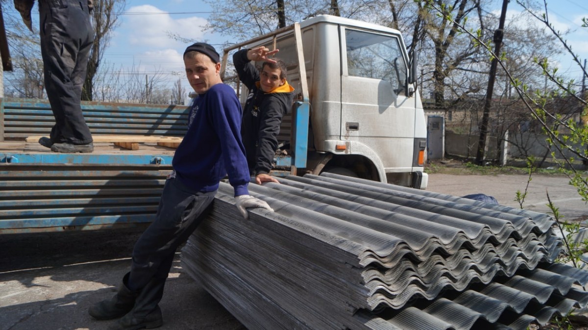 В Дебальцево доставили шифер для ремонта крыши многоквартирного дома