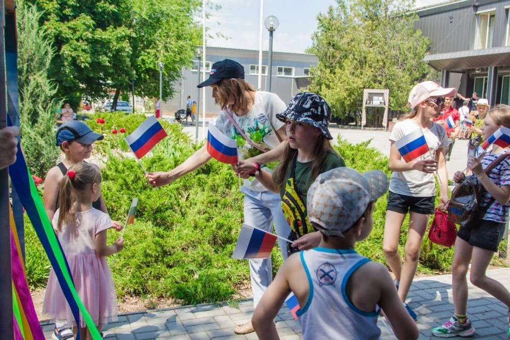 Русские Богатыри и Василиса Премудрая поздравили детей Мангуша с Днём России