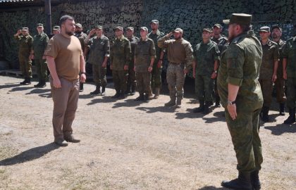 Денис Пушилин наградил бойцов 11-го отдельного мотострелкового полка