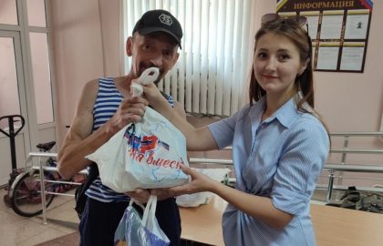 Штаб по прифронту передал гумнаборы жителям Ясиноватой