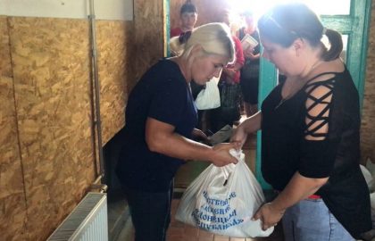 Активисты ОД «ДР» раздали продуктовые наборы и хлеб жителям Новопетриковки