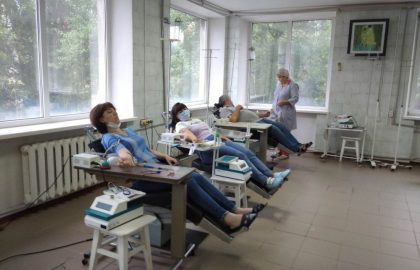 Жители Калининского района Горловки продолжают принимать участие в бессрочной акции по сдаче крови «Сдай кровь – спаси жизнь!»