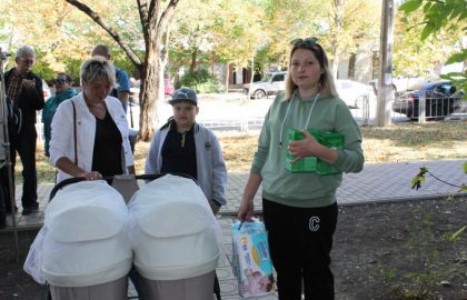 Активисты Штаба по прифронту передали гуманитарную помощь жителям Донецка