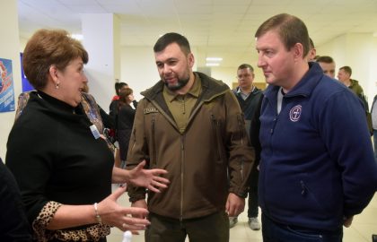 Денис Пушилин и Андрей Турчак посетили один из избирательных участков в городе Снежное