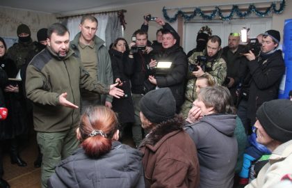 Денис Пушилин встретился с жителями, эвакуированными из освобожденных населенных пунктов на севере Республики