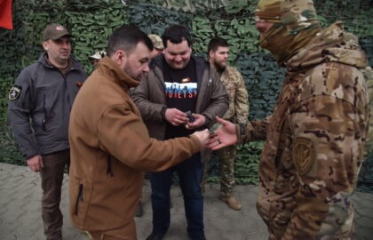 Денис Пушилин и представители «Народного фронта» вручили ключи от внедорожников бойцам ОБТФ «Каскад»