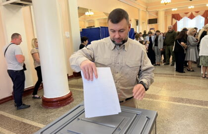 «Важно быть сопричастным к будущему нашей страны»: Денис Пушилин проголосовал на одном из избирательных участков Донецка