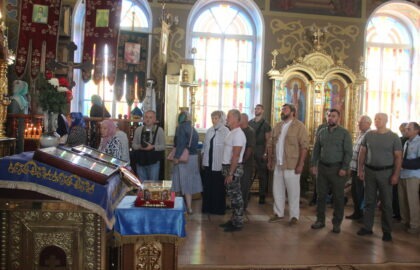 Денис Пушилин и Константин Малофеев посетили молебен о Победе перед мощами Георгия Победоносца