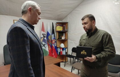 Денис Пушилин передал Звезду Героя ДНР, присвоенную погибшему бойцу, губернатору Новосибирской области Андрею Травникову