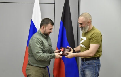 Денис Пушилин вручил космонавту Евгению Тарелкину медаль «За отвагу»